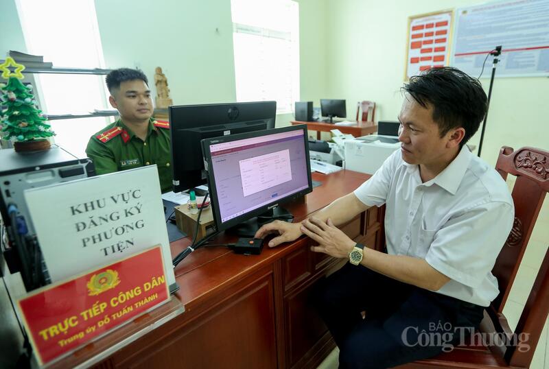 Toutes les informations concernant les citoyens sont saisies dans l'entrepôt de données et numérisées par les policiers de la commune de Muong Lat. Photo : Ngo Nhung