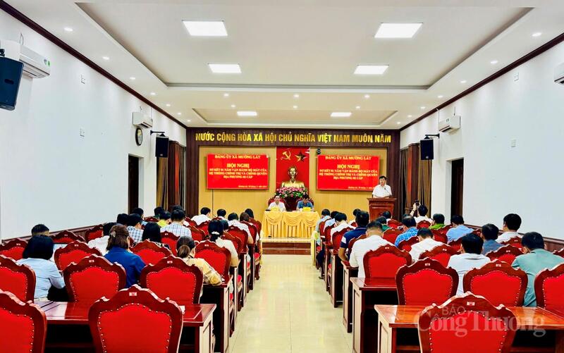 Trước đó, vào ngày 28/5, Đảng uỷ xã Mường Lát tổ chức hội nghị sơ kết 1 năm vận hành bộ máy chính quyền địa phương 2 cấp. Ảnh: Quốc Anh