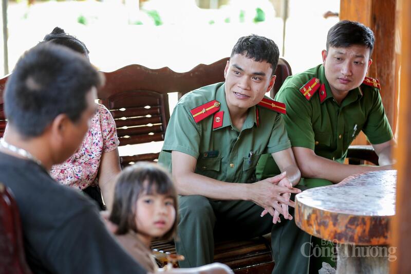 Le lieutenant Vi Van Tuan et ses collègues ont fait du porte-à-porte dans le village de Doan Ket pour diffuser des informations juridiques. Photo : Ngo Nhung