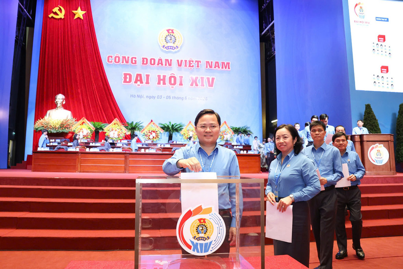 Ông Nguyễn Anh Tuấn - Ủy viên Trung ương Đảng, Phó Chủ tịch Ủy ban Trung ương Mặt trận Tổ quốc Việt Nam, Chủ tịch Tổng Liên đoàn Lao động Việt Nam bỏ phiếu bầu Ban Chấp hành Tổng Liên đoàn Lao động Việt Nam khóa XIV nhiệm kỳ 2026-2031. Ảnh: Nguyễn Hải