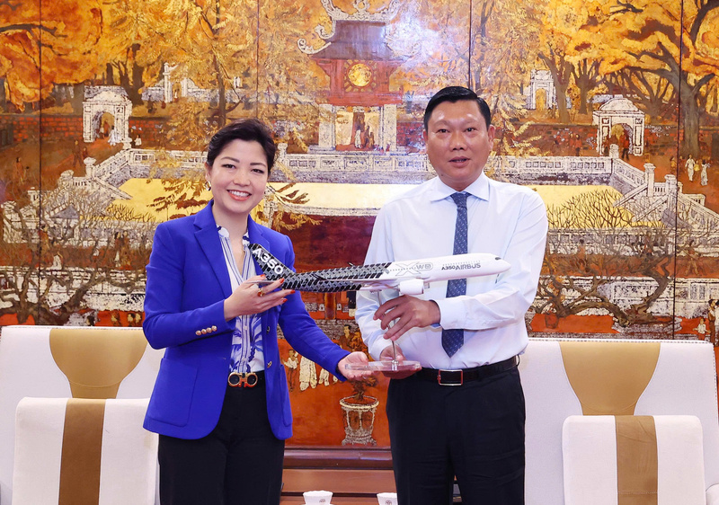 Ông Đỗ Anh Tuấn, Phó Chủ tịch UBND TP. Hà Nội tiếp bà Hoàng Tri Mai, Tổng Giám đốc Airbus Việt Nam, Lào và Campuchia. Ảnh: Cẩm Anh