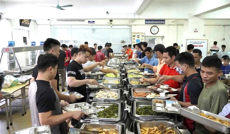Bữa ăn ca được chuẩn bị chu đáo, đầy đủ dinh dưỡng và hợp khẩu vị cho người lao động trong mùa nắng nóng. Ảnh: TKV