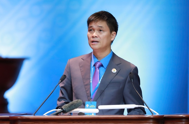 Ông Ngọ Duy Hiểu - Phó Chủ tịch Tổng Liên đoàn Lao động Việt Nam trình bày Báo cáo tổng hợp kiến nghị của đoàn viên, người lao động và tổ chức Công đoàn với Đảng, Nhà nước. Ảnh: Hữu Chánh