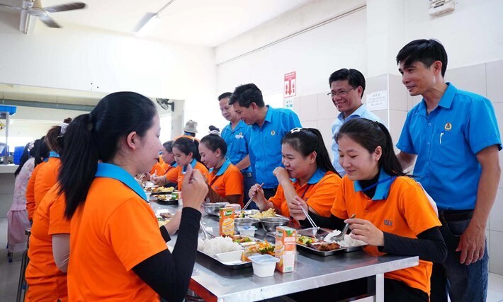 Từ bữa ăn đến mái ấm công đoàn là những hoạt động thiết thực, ý nghĩa của Công đoàn Quảng Ngãi để hỗ trợ người lao động trên địa bàn. Ảnh: Viên Nguyễn