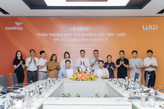Đại diện Văn Phú và Viện Nghiên cứu & Thiết kế Kiến trúc Đại học Chiết Giang (UAD) ký kết thỏa thuận hợp tác chiến lược ngày 3/6.