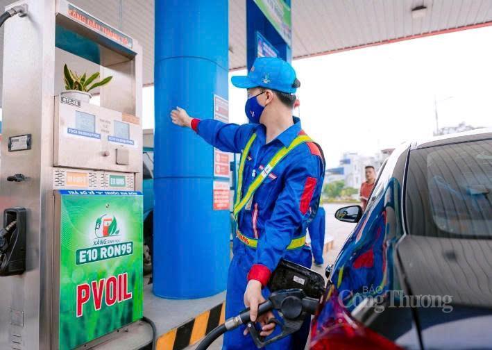 Xăng E10 thường có giá thấp hơn xăng khoáng, giúp người tiêu dùng tiết kiệm chi phí vận hành phương tiện. Ảnh: Thái Mạnh