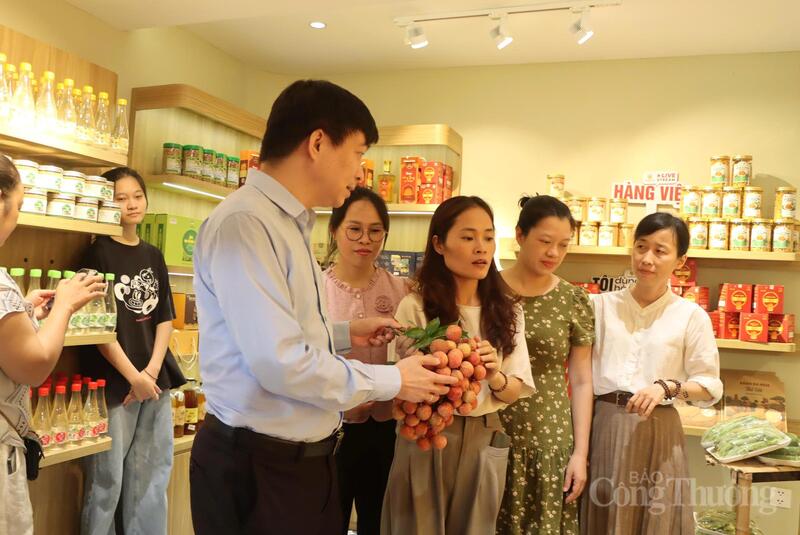 Người tiêu dùng trải nghiệm các sản phẩm từ Bắc Ninh