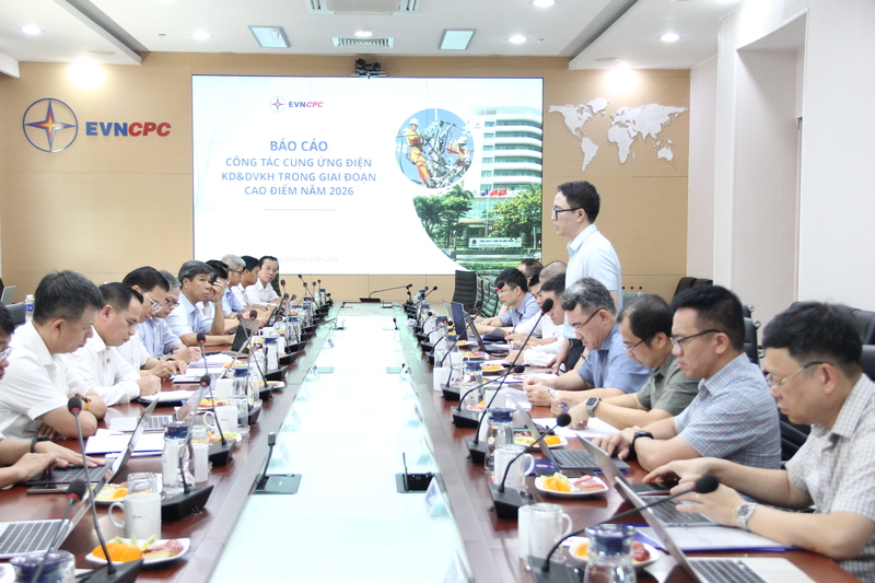 Đoàn công tác EVN làm việc với EVNCPC về tình hình cung ứng điện, công tác kinh doanh và dịch vụ khách hàng trong cao điểm mùa khô năm 2026. Ảnh: Nguyễn Phượng