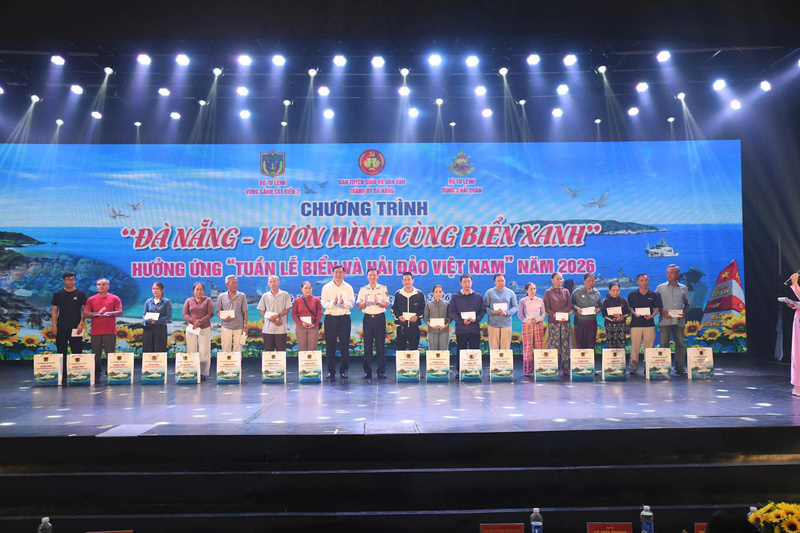 Đại tá Trần Hồng Quế, Phó Chính ủy Bộ Tư lệnh Vùng Cảnh sát biển 2 tặng quà gia đình các ngư dân. Ảnh: Nguyễn Dũng
