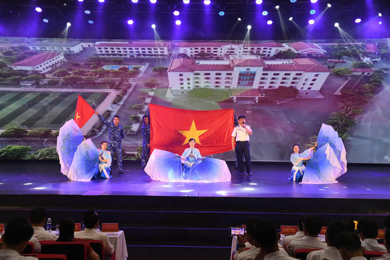 Tiết mục văn nghệ của Bộ Tư lệnh Vùng Cảnh sát biển 2 tại chương trình. Ảnh: Nguyễn Dũng