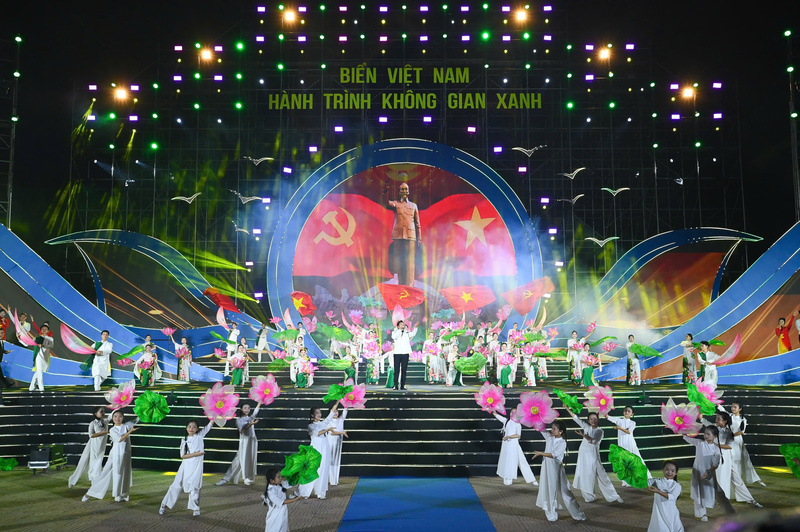 Hình ảnh con người hòa quyện vào thiên nhiên được cụ thể hóa bằng ngôn ngữ cơ thể mềm mại và giàu chiều sâu. Ảnh: Tùng Đinh