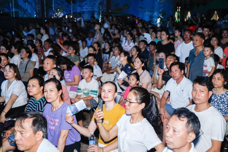 Chương trình thu hút đông đảo khán giả đến thưởng thức, góp phần lan tỏa thông điệp bảo vệ môi trường và phát triển bền vững. Ảnh: Tùng Đinh