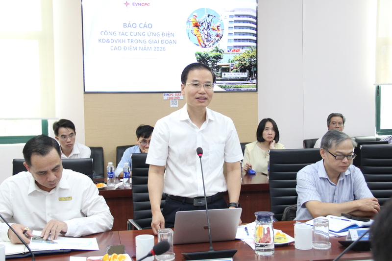 Ông Lê Hoàng Anh Dũng, Thành viên HĐTV EVNCPC báo cáo với lãnh đạo EVN về tình hình cung ứng điện và công tác kinh doanh, dịch vụ khách hàng cao điểm nắng nóng 2026. Ảnh: Nguyễn Phượng