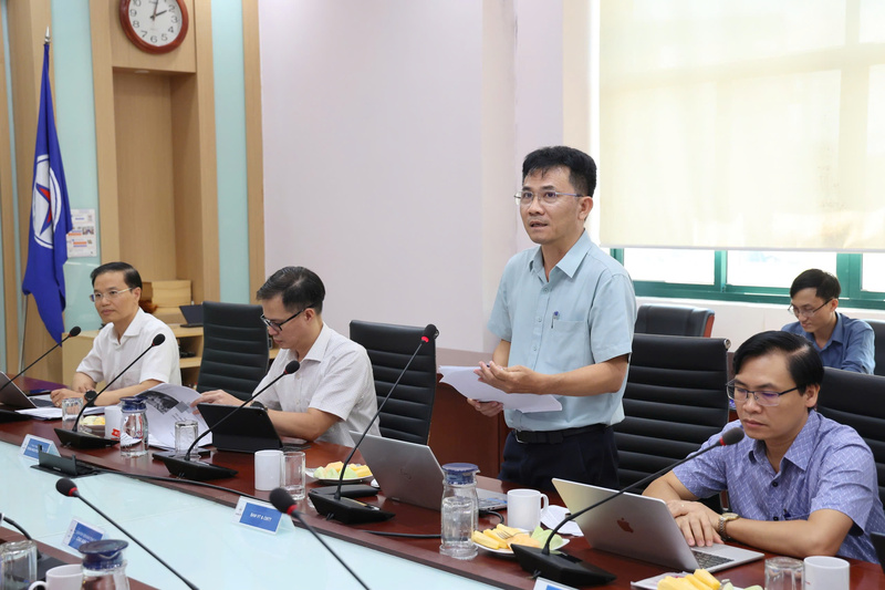 Ông Nguyễn Xuân Tiến, Phó Trưởng Ban Viễn thông và Công nghệ thông tin EVNCPC trình bày báo cáo tại buổi làm việc. Ảnh: Phương Nam