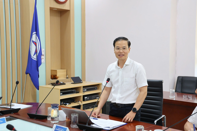 Ông Lê Hoàng Anh Dũng, Thành viên HĐTV EVNCPC báo cáo tại buổi làm việc. Ảnh: Phương Nam