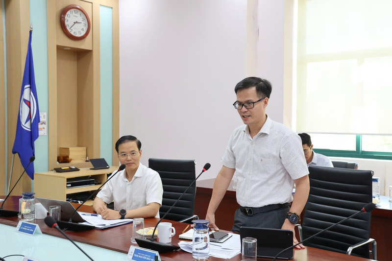 Ông Trần Nguyễn Bảo An, Phó Tổng giám đốc EVNCPC báo cáo tại buổi làm việc. Ảnh: Phương Nam