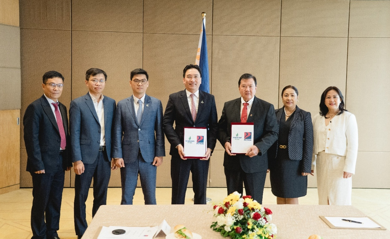 Bí thư Đảng ủy, Chủ tịch Hội đồng Quản trị PV GAS Nguyễn Thanh Bình cùng đoàn công tác PV GAS và đại diện lãnh đạo PETRON chụp ảnh lưu niệm sau lễ ký kết thỏa thuận hợp tác giữa hai bên. Ảnh: PV GAS