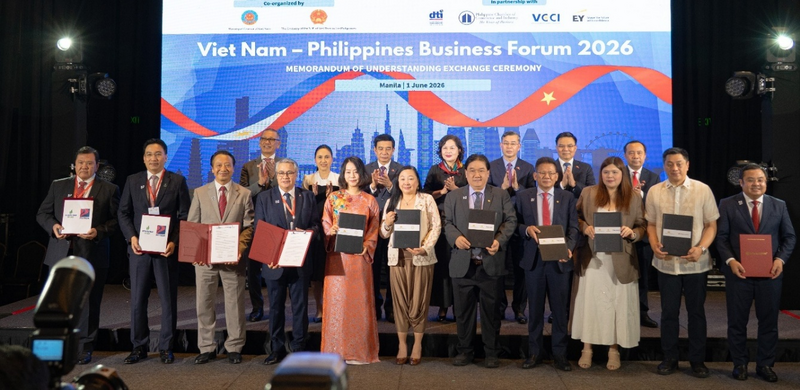 Phó Thủ tướng, Bộ trưởng Bộ Quốc phòng Phan Văn Giang cùng các lãnh đạo cấp cao chứng kiến lễ trao văn kiện hợp tác của các doanh nghiệp giữa hai nước, trong đó có PV GAS và PETRON. Ảnh: PV GAS