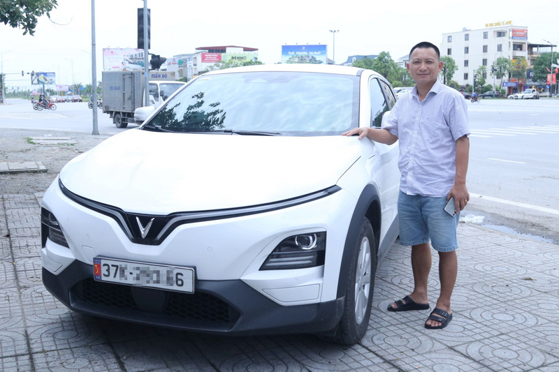 Anh Nguyễn Hồng Quân bên chiếc xe VF 6 của mình sau 4 tháng sử dụng.