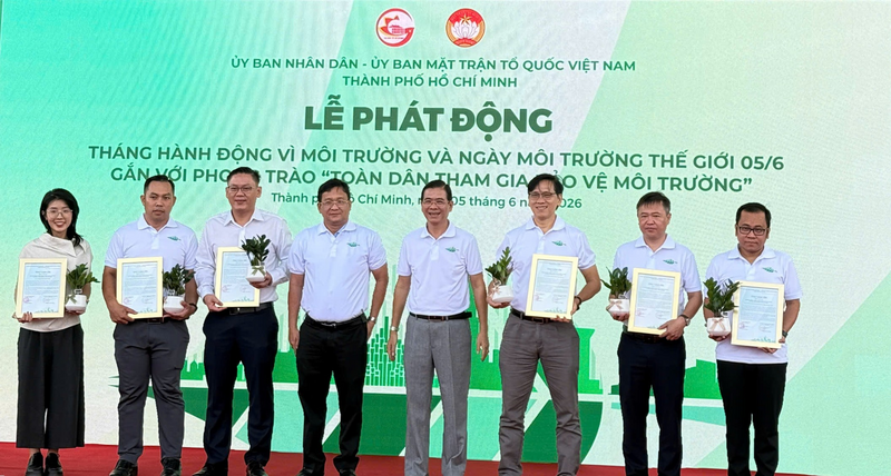 Đại diện FrieslandCampina Việt Nam (thứ ba từ phải qua) tham gia lễ phát động hưởng ứng Ngày Môi trường Thế giới 2026.