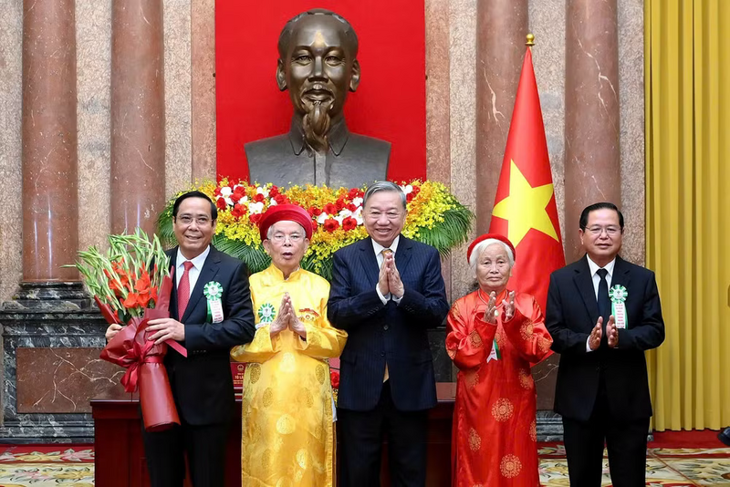 Tổng Bí thư, Chủ tịch nước Tô Lâm tặng hoa chúc mừng Hội Người cao tuổi Việt Nam. Ảnh: Đăng Khoa