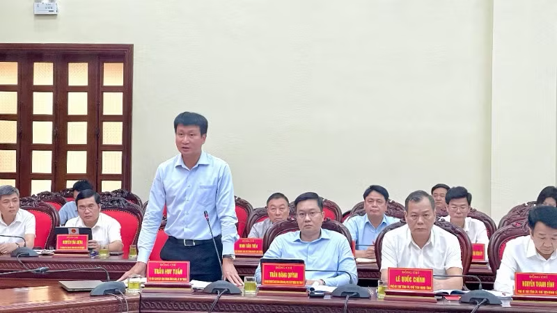 Đồng chí Trần Huy Tuấn, Ủy viên Trung ương Đảng, Bí thư Tỉnh ủy Ninh Bình phát biểu tại hội nghị.