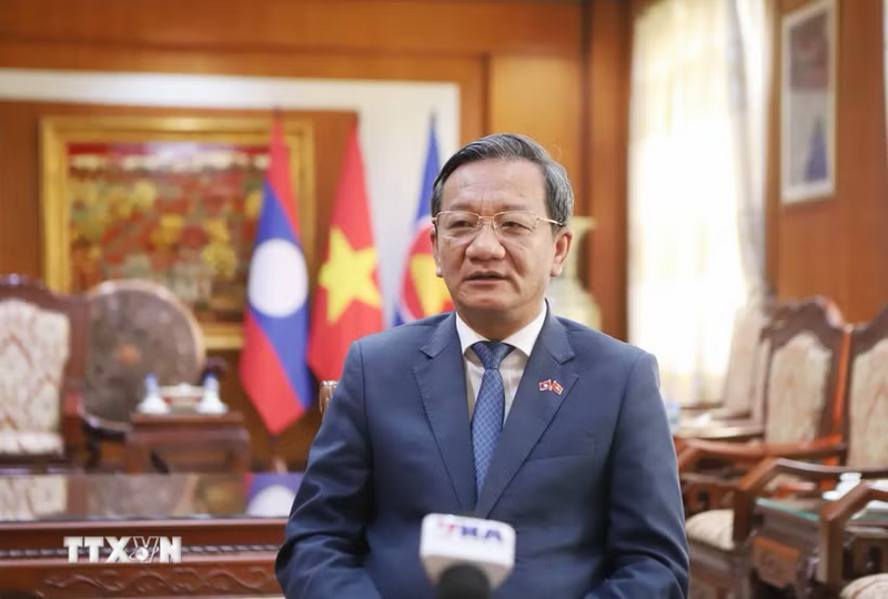Đại sứ Việt Nam tại Lào Nguyễn Minh Tâm trả lời phỏng vấn. Ảnh: Xuân Tú/TTXVN