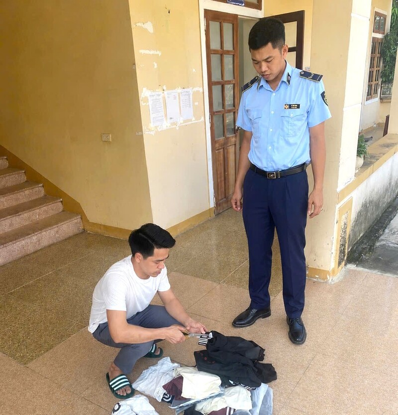 Giám sát tiêu huỷ hàng hoá vi phạm. Ảnh: Mai Liễu