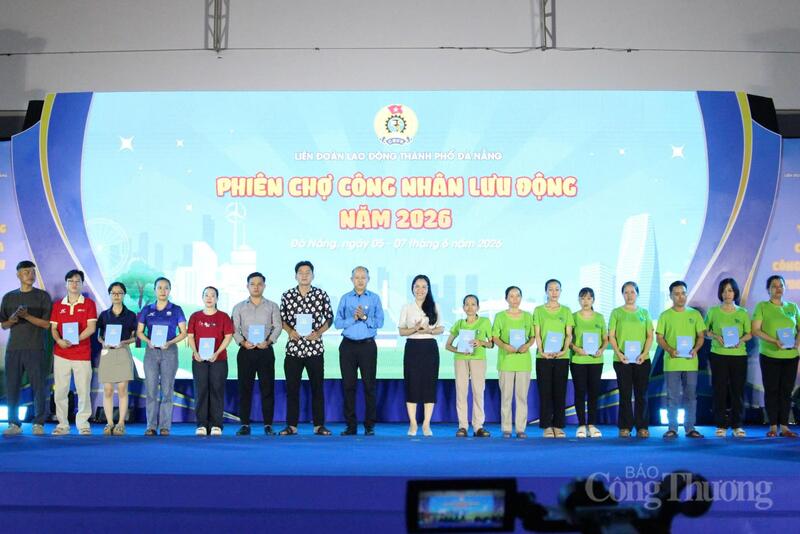 Liên đoàn Lao động TP. Đà Nẵng tặng quà cho công nhân, người lao động có hoàn cảnh khó khăn