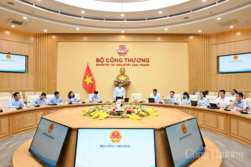 Bộ trưởng Bộ Công Thương Lê Mạnh Hùng chủ trì cuộc làm việc với hai đơn vị. Ảnh: Cấn Dũng