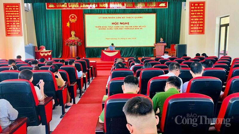 Trước đó, ngày 1/6, Hội nghị triển khai thực hiện chi trả an sinh xã hội không dùng tiền mặt diễn ra tại UBND xã Thạch Quảng. Ảnh: Ngô Nhung