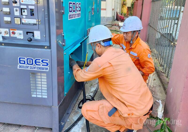 Nhân viên Công ty Điện lực Thanh Hóa kiểm tra nguồn cấp, bố trí máy phát dự phòng đảm bảo cấp điện an toàn, thông suốt tại các địa điểm thi. Ảnh: Quốc Anh