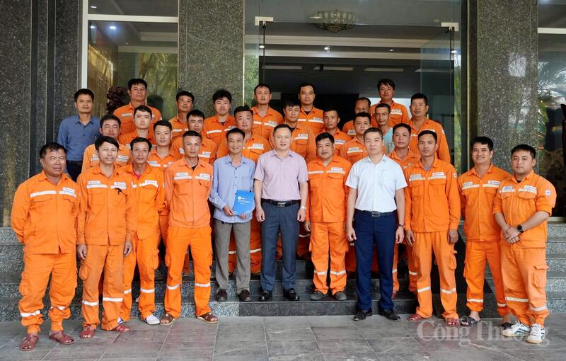 Ông Hoàng Hải - Giám đốc Công ty Điện lực Thanh Hóa thăm hỏi, động viên lực lượng xung kích ra quân xử lý các khiếm khuyết trên lưới điện. Ảnh Quốc Anh