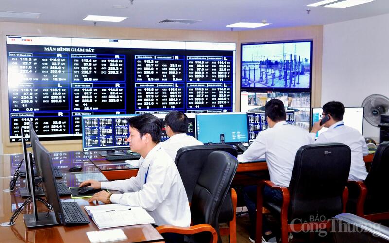 Cán bộ Trung tâm Điều khiển xa (phòng Điều độ) Công ty Điện lực Thanh Hóa trong ca trực vận hành. Ảnh: Quốc Anh