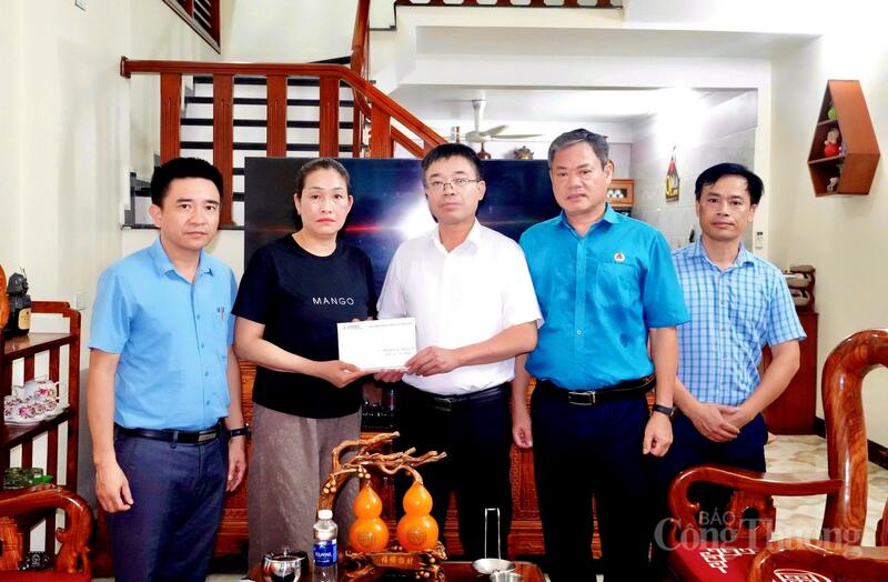 Ông Nghiêm Đình Sơn - Chủ tịch Công đoàn, Phó Giám đốc Công ty Điện lực Thanh Hóa (người mặc áo trắng, đeo kính trong ảnh) thăm hỏi, động viên thân nhân người lao động không may qua đời do ốm đau, bệnh hiểm nghèo. Ảnh Quốc Anh
