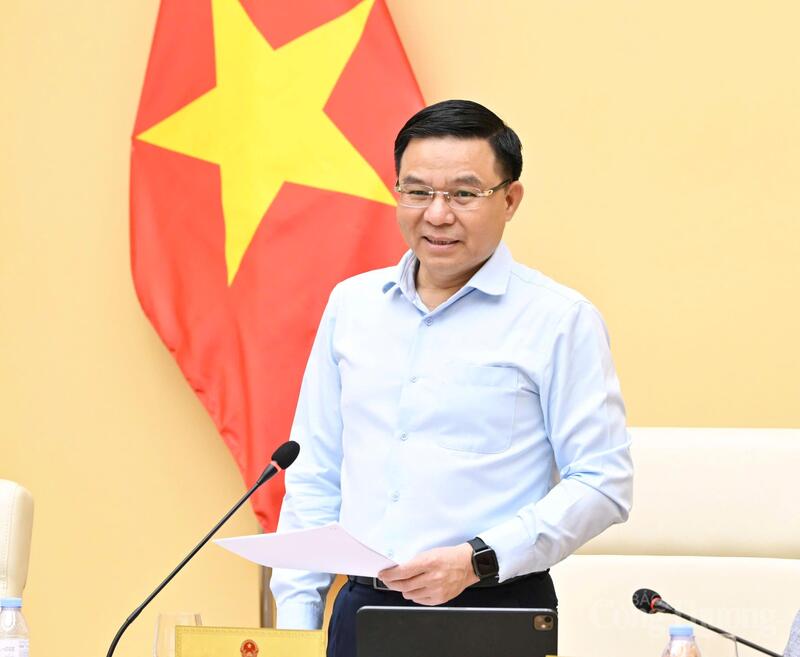 Bộ trưởng Lê Mạnh Hùng chỉ đạo tại buổi làm việc. Ảnh: Cấn Dũng
