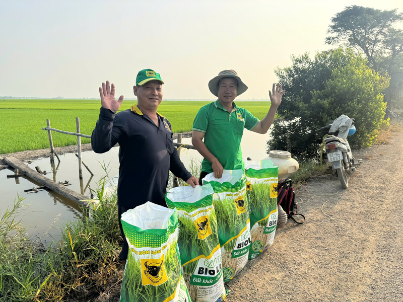 Nông dân Cần Thơ sử dụng phân bón BiO Canxi thế hệ mới trong quy trình cải tạo đất, góp phần giảm phát thải và nâng cao hiệu quả sản xuất.