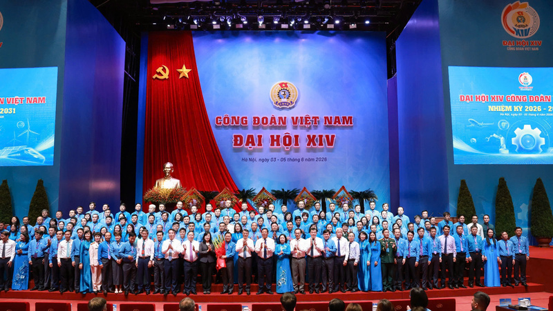 Ủy viên Bộ Chính trị, Thủ tướng Chính phủ Lê Minh Hưng thay mặt lãnh đạo Đảng, Nhà nước tặng hoa chúc mừng Ban Chấp hành Tổng Liên đoàn Lao động Việt Nam khóa XIV, nhiệm kỳ 2026-2031.  Ảnh: Việt Lâm