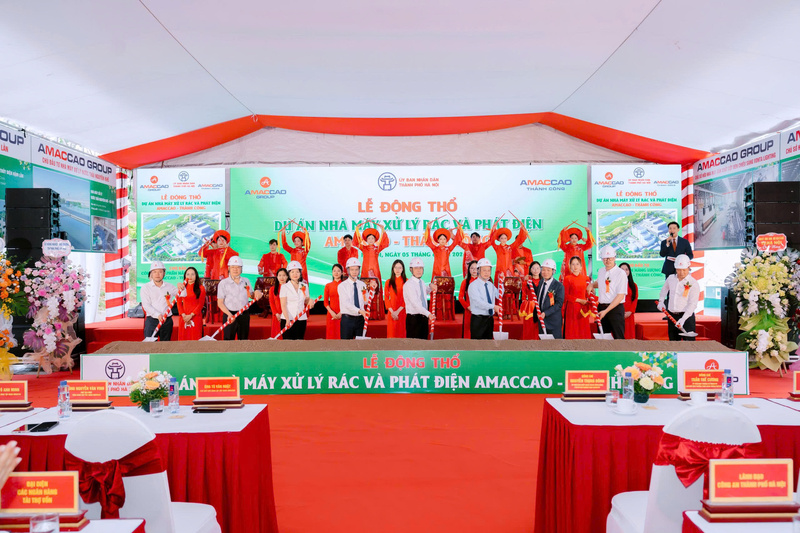 Các đại biểu thực hiện nghi thức động thổ Dự án Nhà máy xử lý rác và phát điện AMACCAO - Thành Công. Ảnh: Linh Nguyễn