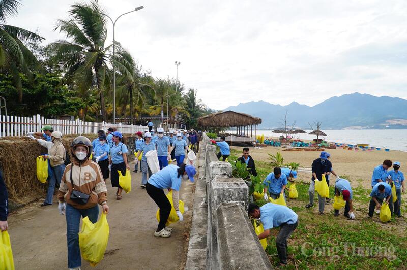 Công nhân, người lao động góp phần làm sạch bãi biển du lịch TP. Đà Nẵng.