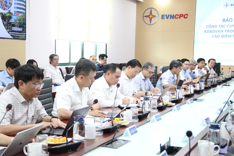 Lãnh đạo EVNCPC tại cuộc họp. Ảnh: Nguyễn Phượng