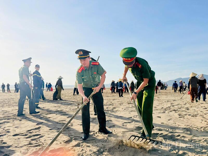 Tại chương trình hơn 200 đoàn viên, thanh niên từ các xã Lộc Hà, Mai Phụ, Đông Kinh, Công an tỉnh đã ra quân vệ sinh môi trường biển, thu gom rác thải.