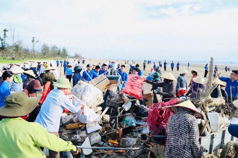 "Để đảm bảo môi trường, số rác thải hữu cơ, củi khô đã được xử lý tiêu hủy bằng cách đốt an toàn tại chỗ. Riêng phần rác thải nhựa, túi nilon và các loại vật liệu khó phân hủy được thu gom kỹ lưỡng, bốc xếp lên xe chuyên dụng để vận chuyển về nhà máy xử lý rác thải tập trung", Bí thư Đoàn xã Lộc Hà chia sẻ.