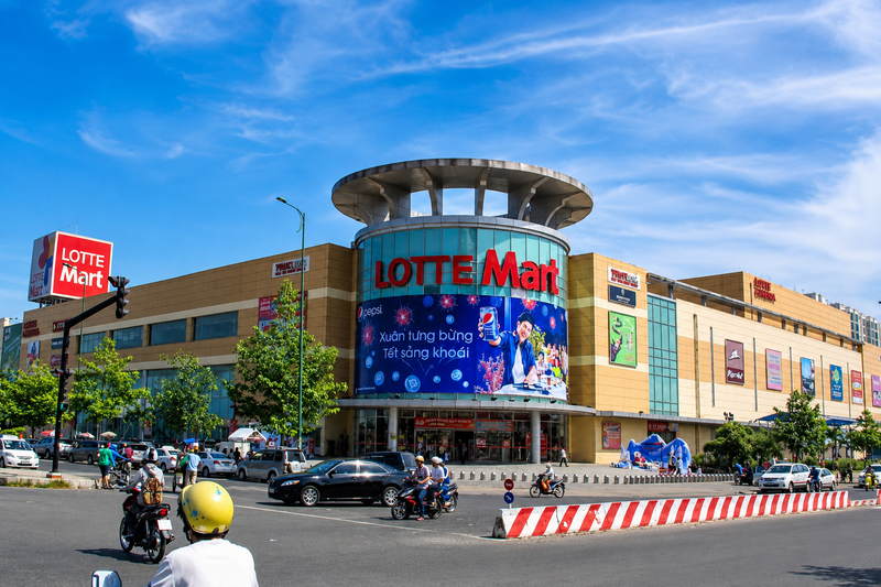 Cuối năm 2008, siêu thị Lotte Mart Nam Sài Gòn chính thức đi vào hoạt động tại TP. Hồ Chí Minh, đánh dấu cột mốc khởi đầu cho hành trình của Lotte tại Việt Nam.