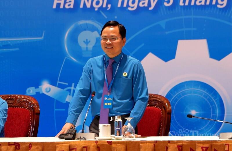 Đồng chí Nguyễn Anh Tuấn, Ủy viên Trung ương Đảng, Chủ tịch Tổng Liên đoàn Lao động Việt Nam khóa XIV thông tin tại họp báo. Ảnh: Thái Mạnh