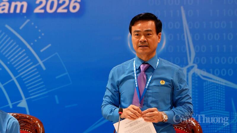 Đồng chí Lê Văn Nghĩa, Phó Chủ tịch Tổng Liên đoàn Lao động Việt Nam khóa XIV thông tin tại họp báo. Ảnh: Thái Mạnh.