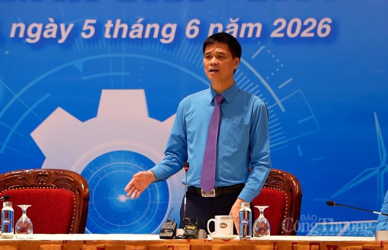 Đồng chí Ngọ Duy Hiểu, Phó Chủ tịch Tổng Liên đoàn Lao động Việt Nam khóa XIV thông tin tại họp báo. Ảnh: Thái Mạnh.