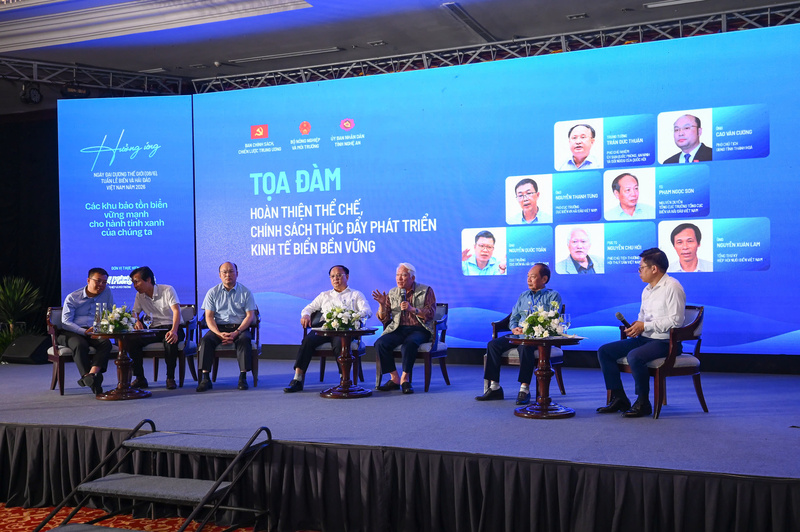 Tọa đàm bên lề Hội thảo quốc gia “Hoàn thiện thể chế, chính sách thúc đẩy phát triển kinh tế biển bền vững”. Ảnh: Tùng Đinh