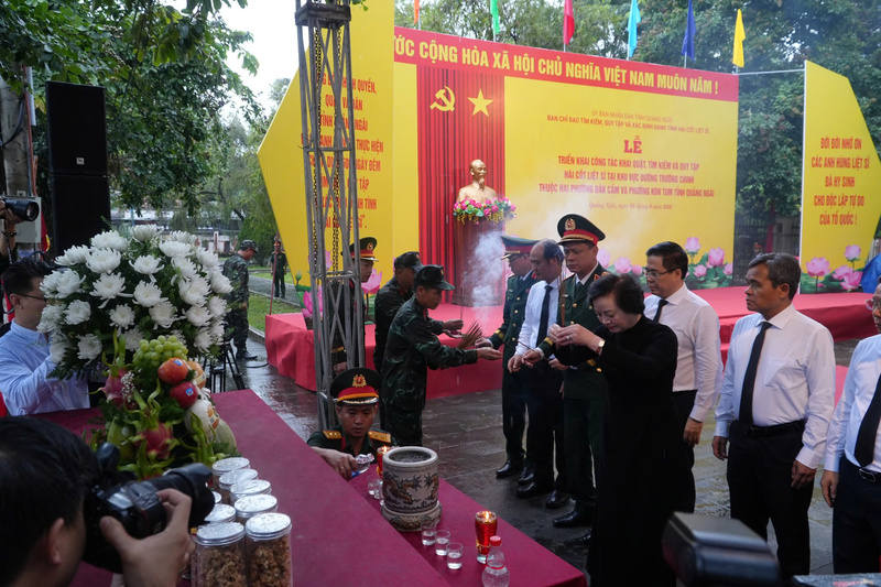 Phó Thủ tướng Phạm Thị Thanh Trà cùng đoàn công tác tham dự Lễ dâng hoa, dâng hương và Lễ triển khai công tác khai quật, tìm kiếm, quy tập hài cốt liệt sĩ tại khu vực đường Trường Chinh. Ảnh: Quốc Phòng