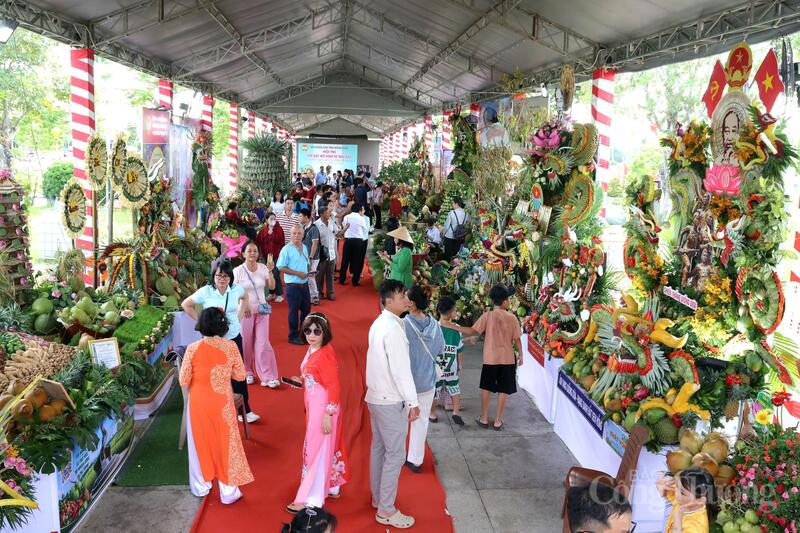 Các gian hàng trưng bày các sản phẩm nông sản, trái cây thu hút đông đảo người dân, du khách tham quan.